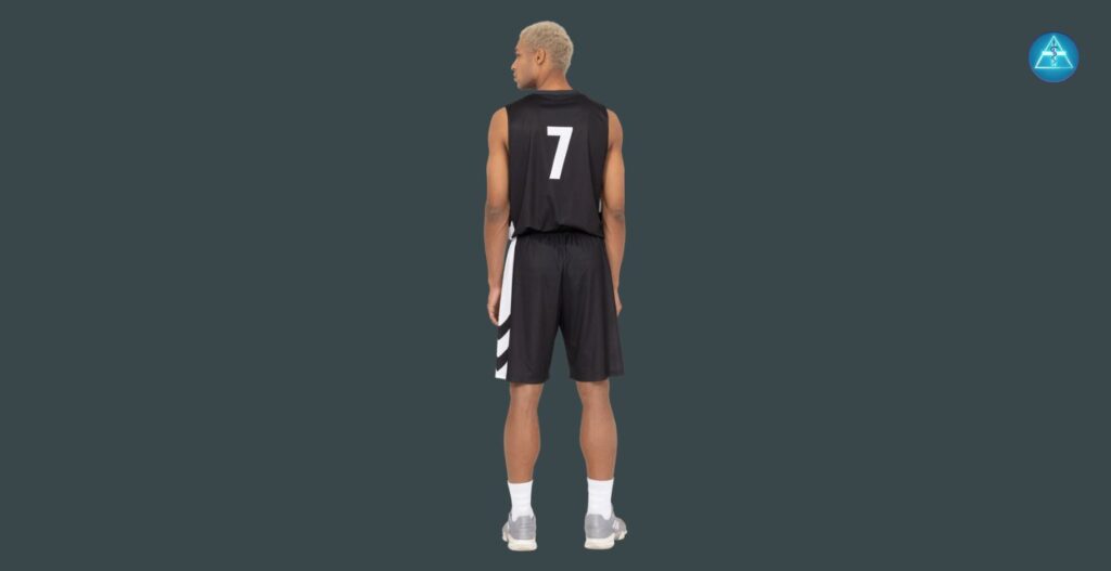 Ein junger Basketballspieler mit kurzen blonden Haaren steht mit dem Rücken zur Kamera vor einem dunkelgrauen Hintergrund, er trägt ein schwarzes Sporttrikot mit der weißen Rückennummer 7, weiße Socken und graue Turnschuhe, während oben rechts das runde blaue Logo von Dein Gesundheitsbusiness zu sehen ist.