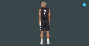 Ein junger Basketballspieler mit kurzen blonden Haaren steht mit dem Rücken zur Kamera vor einem dunkelgrauen Hintergrund, er trägt ein schwarzes Sporttrikot mit der weißen Rückennummer 7, weiße Socken und graue Turnschuhe, während oben rechts das runde blaue Logo von Dein Gesundheitsbusiness zu sehen ist.