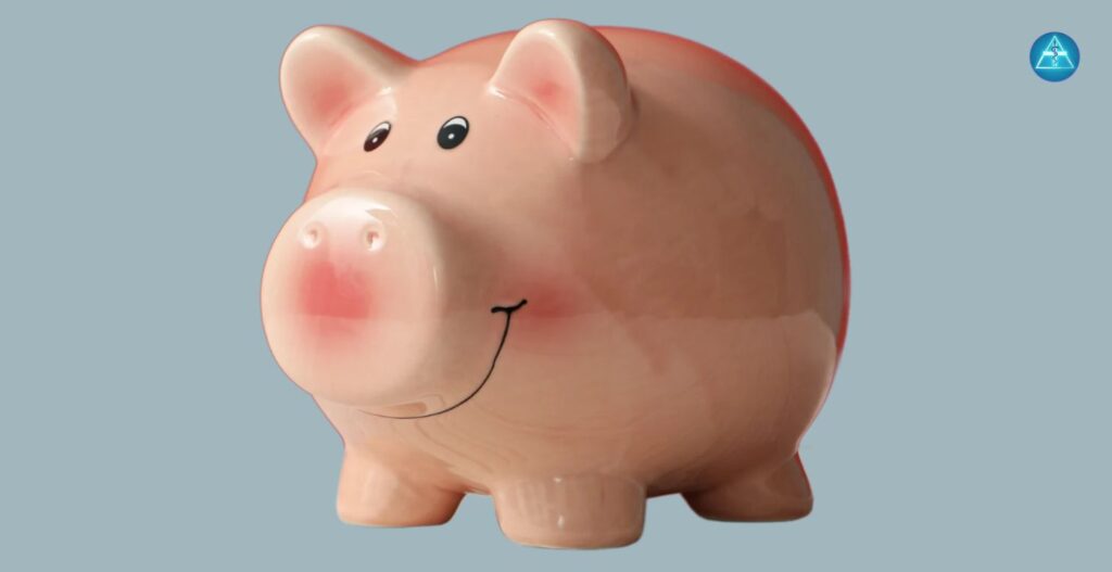 Ein lächelndes rosafarbenes Sparschwein aus glänzender Keramik vor einem graublauen Hintergrund mit dem runden blauen Logo von Dein Gesundheitsbusiness in der oberen rechten Ecke.