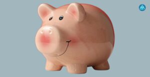 Ein lächelndes rosafarbenes Sparschwein aus glänzender Keramik vor einem graublauen Hintergrund mit dem runden blauen Logo von Dein Gesundheitsbusiness in der oberen rechten Ecke.