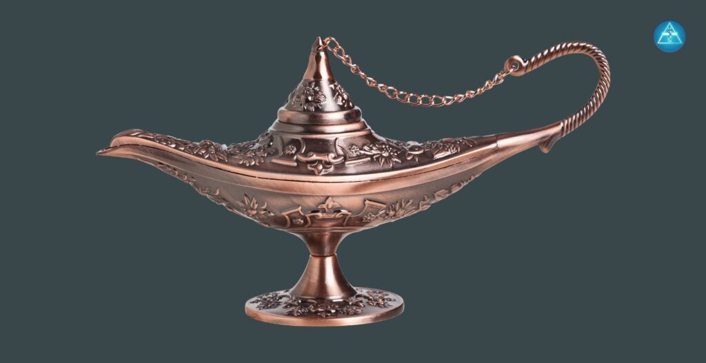 Eine reich verzierte, kupferfarbene Wunderlampe im orientalischen Stil mit Kettchen am Deckel vor einem dunkelgrauen Hintergrund, in der oberen rechten Ecke befindet sich das runde blaue Logo von Dein Gesundheitsbusiness.