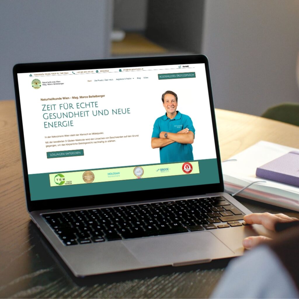 Laptop zeigt eine professionelle und moderne Heilpraktiker Webseite auf dem Bildschirm